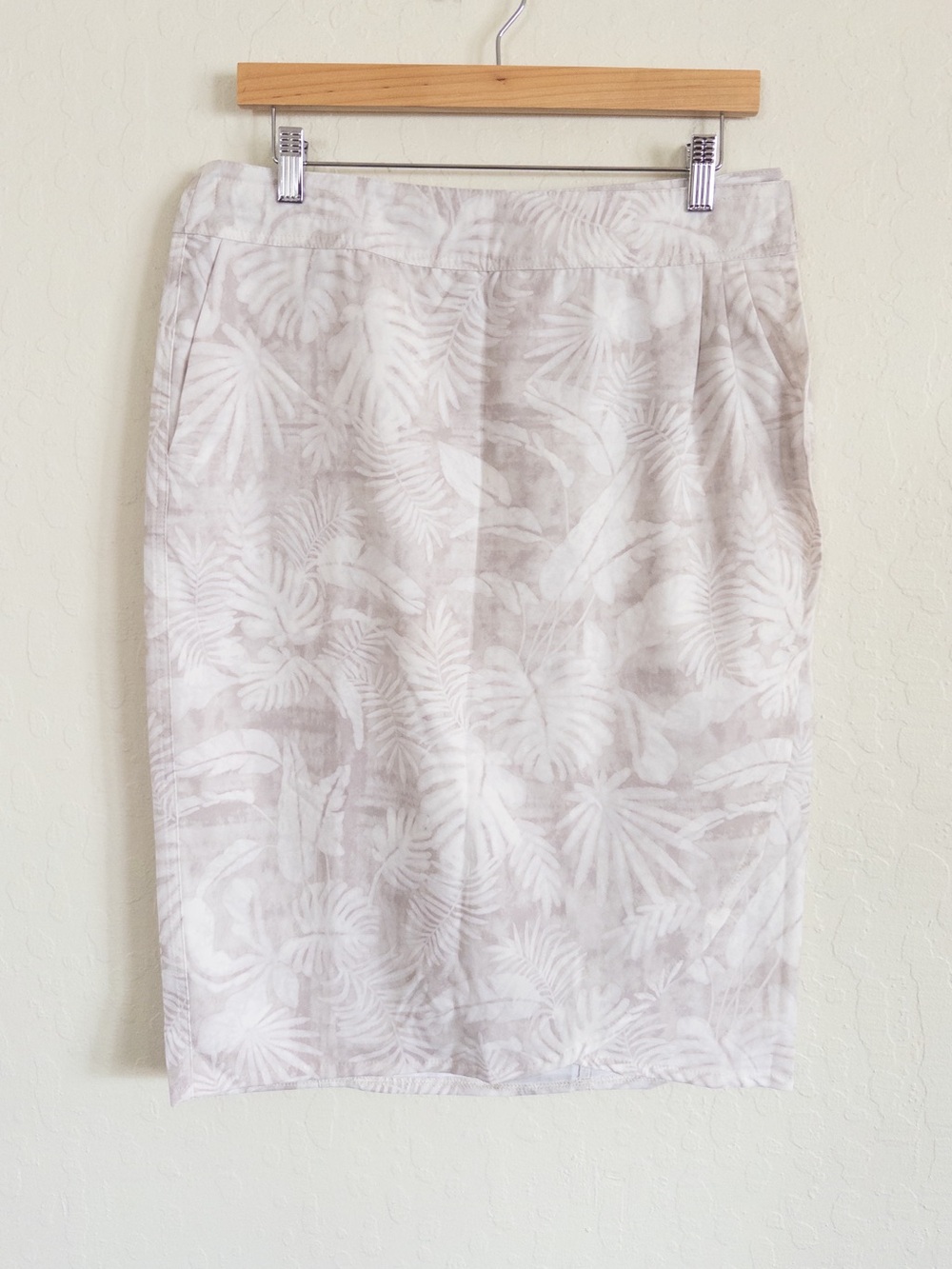 Ripskirt Hawaii Wrap Midi Skirt Length 3 Medium Beige White Leaf Print Beach